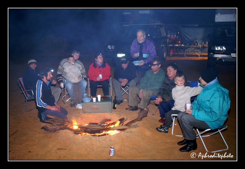 099 Festivite du reveillon autour du feu de campement